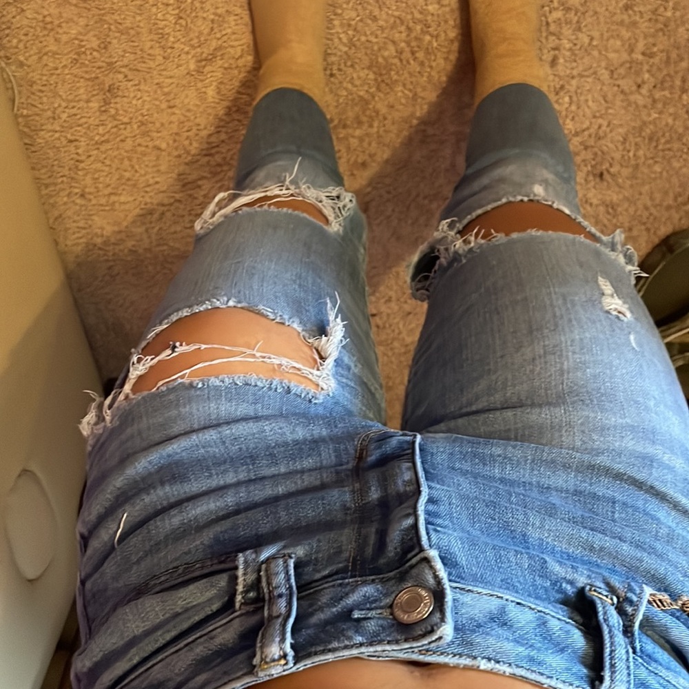 AMERICAN EAGLE DISTRESSED JEANS SIZE 27